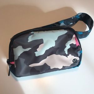 Lululemon Everywhere Belt Bag - pink/blue camo